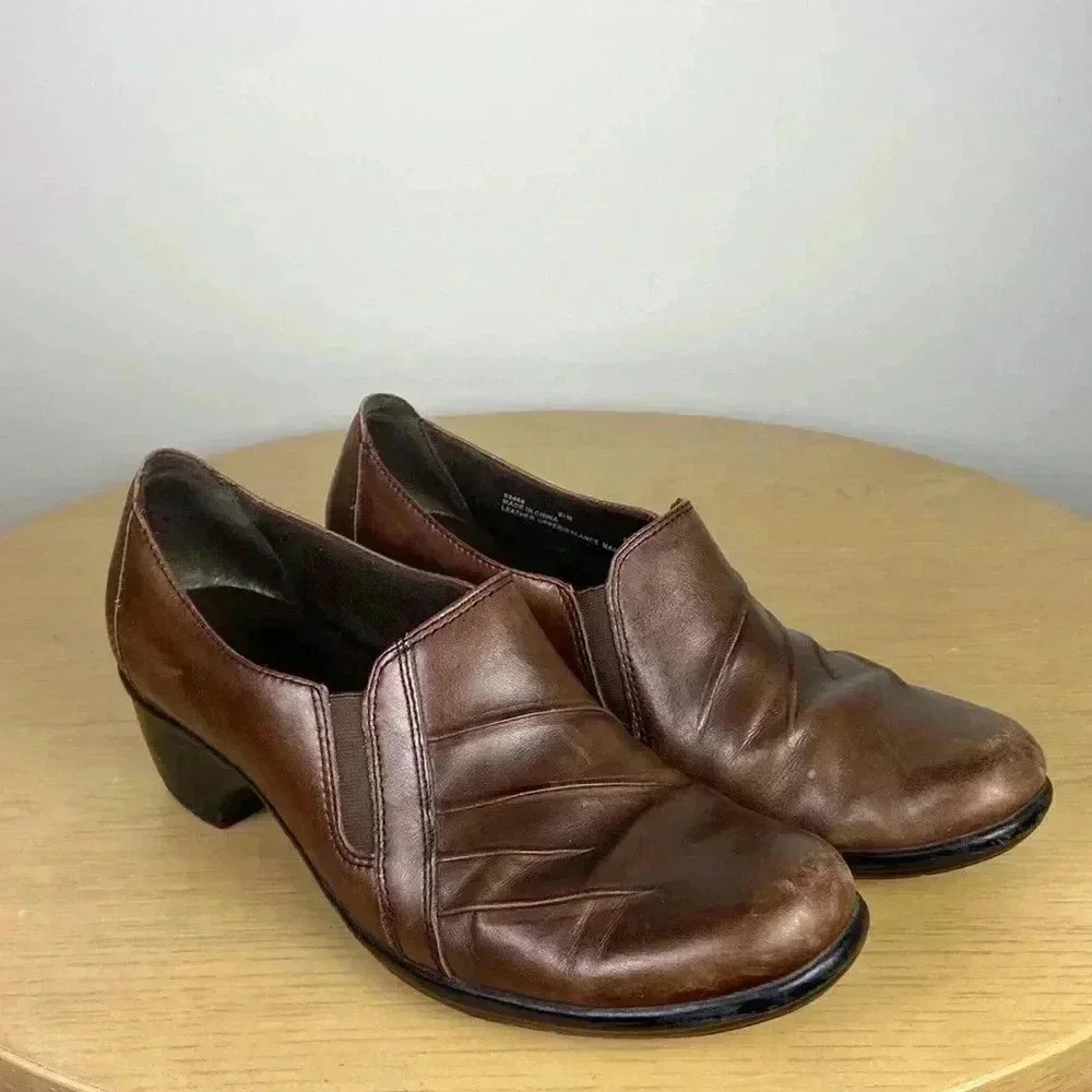 Clarks Women’s 8.5 Brown Leather Heeled Loafer‎ Comfortable Supportive Shoe